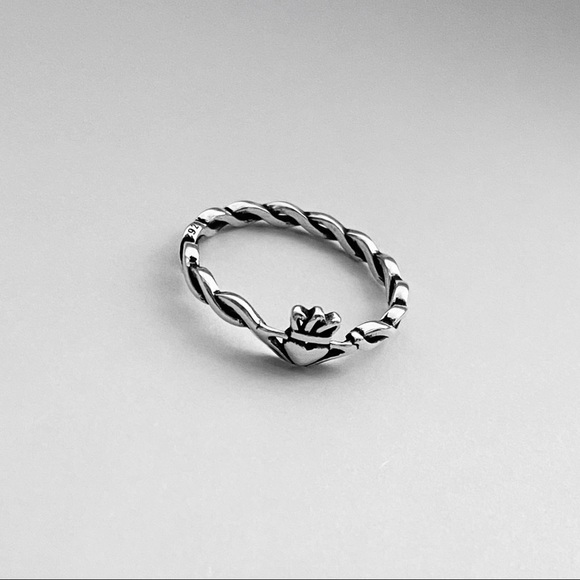 Sterling Silver Minimalist Claddagh Ring with Rope Band, Irish Rings, Crown Ring - Picture 10 of 14